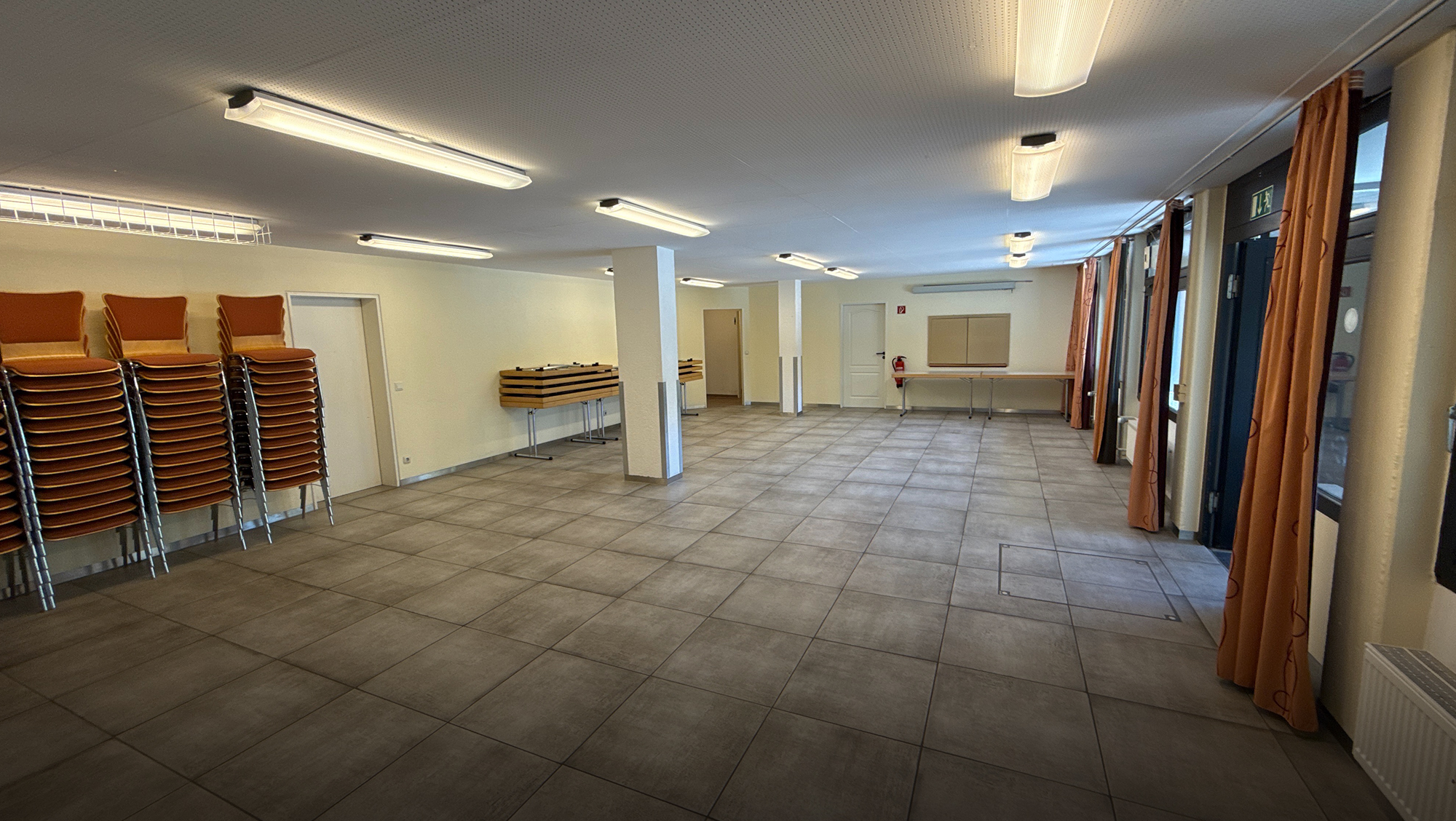 Dorfgemeinschaftsraum Rodheim Tische Stühle