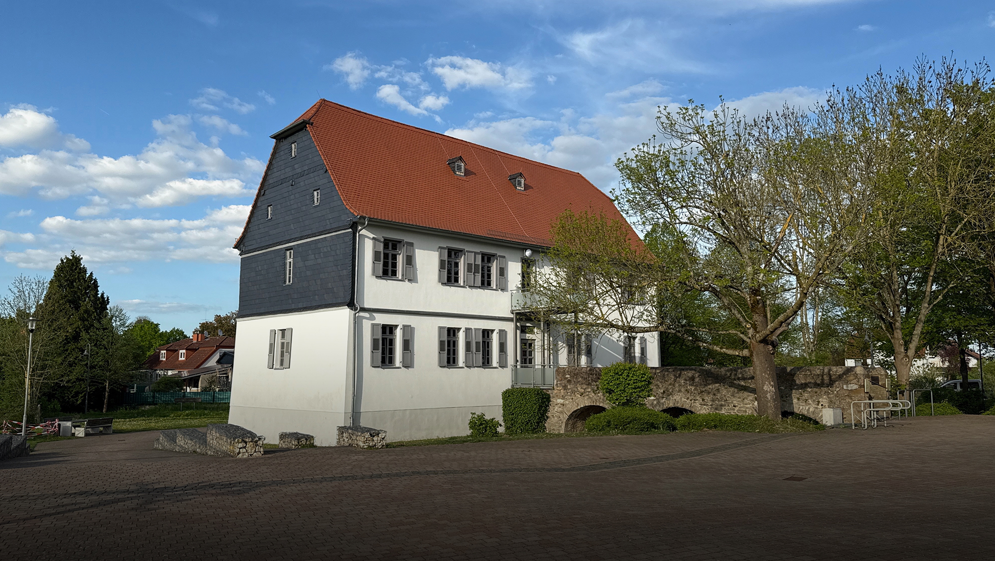 Wasserburg Nieder-Rosbach Seitenansicht